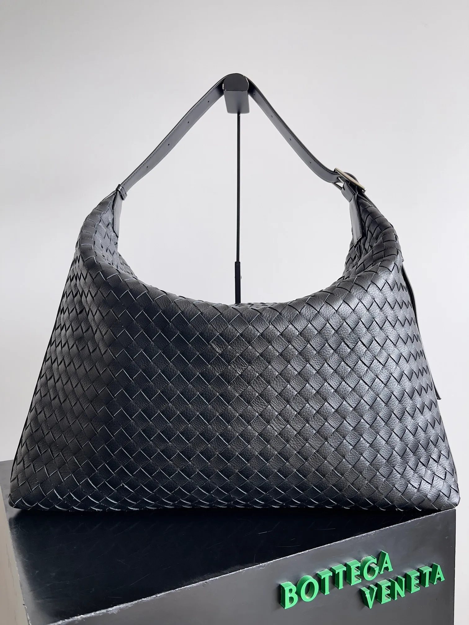 Batch 3280 BOTTEGA VENETA's new Traveler deerskin series is here! The travel season is coming soon, and I believe you must need a large-capacity and simple bag. This new Traveler is very in line with the current travel craze. The whole bag is designed with deerskin and is made of the highest quality leather. It feels tougher to the touch. The super large capacity is suitable for short trips. Traveling with friends and family does not require carrying heavy luggage. It is also very convenient for friends who often travel for work. You can carry two changes of clothes and a computer with you. It also comes with an adjustable shoulder strap to free your hands. Style number: 806976 Size: 58*46*10cm